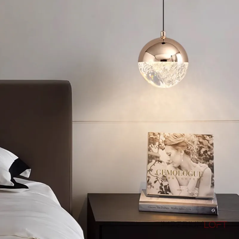 Серия подвесных светильников с LED-источниками света в полусферических рассеивателях с эффектом льда внутри шарообразных плафонов EMMERT Gold Серия подвесных светильников с LED-источниками света в полусферических рассеивателях с эффектом льда внутри шарообразных плафонов EMMERT Gold