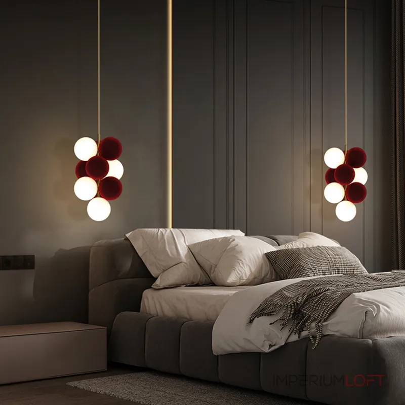Серия подвесных светильников с комбинацией шарообразных плафонов из молочного стекла и декоративных флокированных цветных шаров LATTE COSY L5 Bordeaux