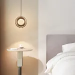 Серия подвесных светильников кольцевой формы с LED-подсветкой по внутреннему контуру и направленным вниз линзированным источников света BOSSE Black
