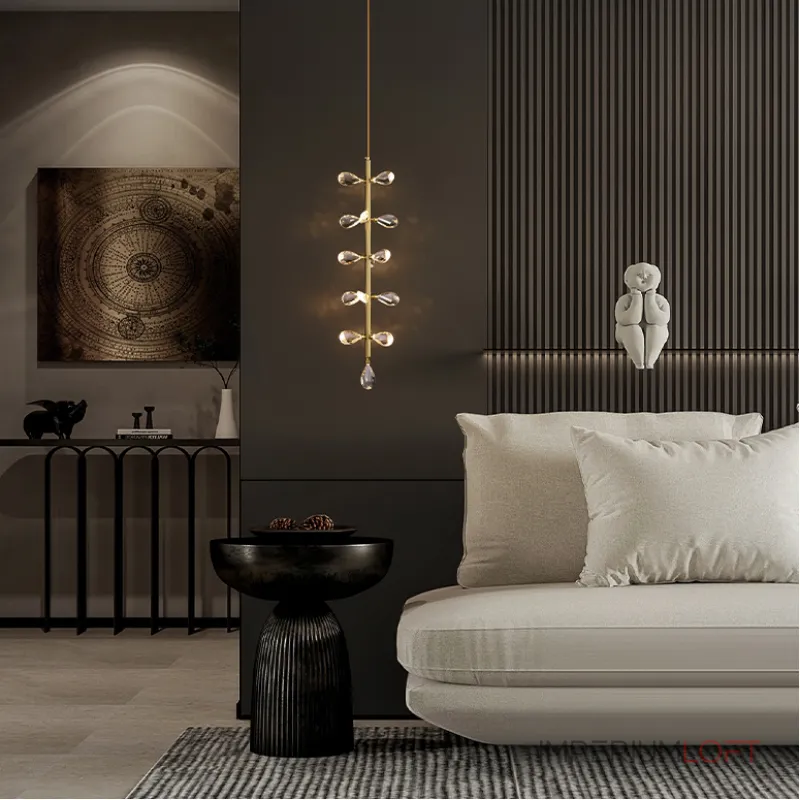 Серия подвесных светильников с кристаллами из улучшенного хрусталя К9 на общей вертикальной стойке GLORIOLE ONE A L13 от ImperiumLoft