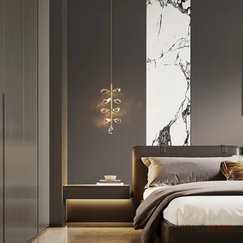 Серия подвесных светильников с кристаллами из улучшенного хрусталя К9 на общей вертикальной стойке GLORIOLE ONE A L13 от ImperiumLoft