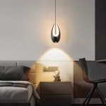 Серия подвесных светильников оригинальной формы с LED-подсветкой по внутреннему контуру и направленным вниз линзированным источников света CAJUS Black