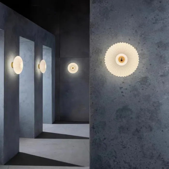 Светодиодный настенный светильник с рельефным плафоном из стекла ADLER Grey от ImperiumLoft