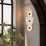 Светодиодный настенный светильник с тремя мраморными рассеивателями неправильной формы на латунном корпусе DARIEN
