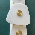 Светодиодный настенный светильник с тремя мраморными рассеивателями неправильной формы на латунном корпусе DARIEN