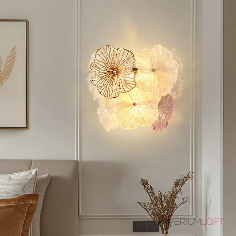 Серия настенных светильников с цветочным декором из металла, прозрачного, матового и градиентно окрашенного стекла ручной работы IVET WALL Purple