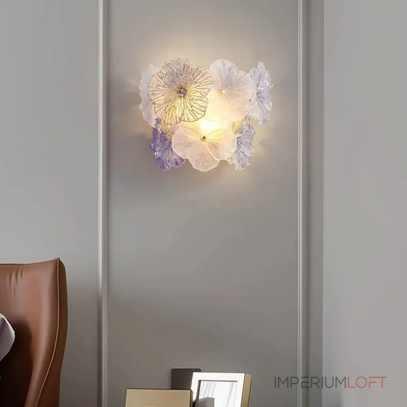 Серия настенных светильников с цветочным декором из металла, прозрачного, матового и градиентно окрашенного стекла ручной работы IVET WALL Purple
