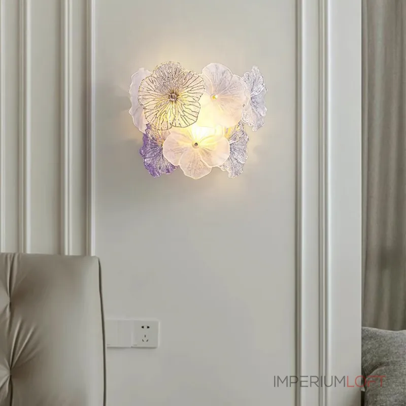 Серия настенных светильников с цветочным декором из металла, прозрачного, матового и градиентно окрашенного стекла ручной работы IVET WALL Purple