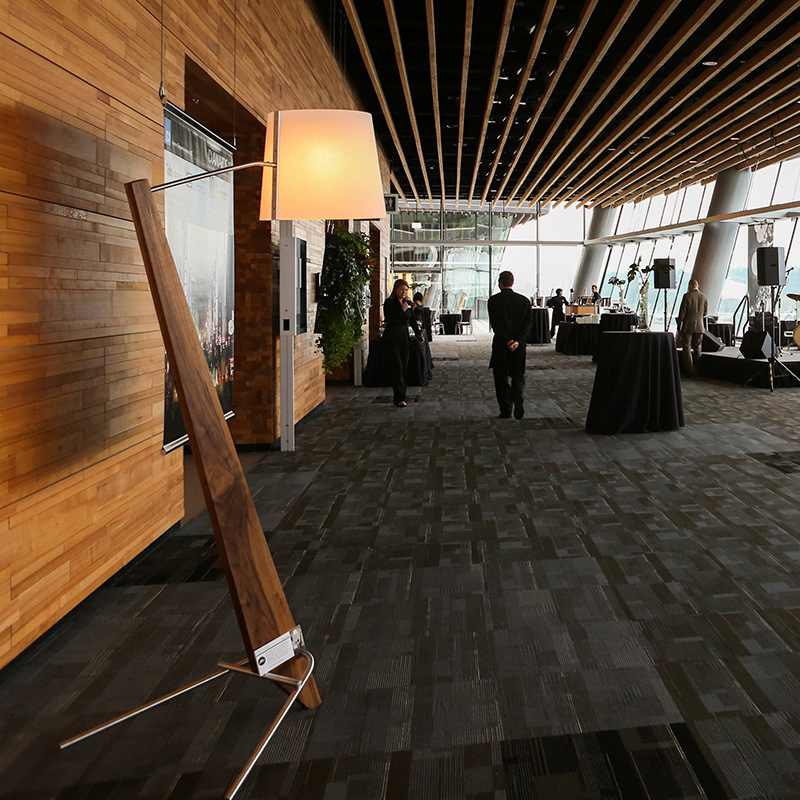 Серия торшеров с наклонным корпусом из высококачественной древесины и текстильным плафоном CLETUS Dark Brown от ImperiumLoft Серия торшеров с наклонным корпусом из высококачественной древесины и текстильным плафоном CLETUS Dark Brown от ImperiumLoft