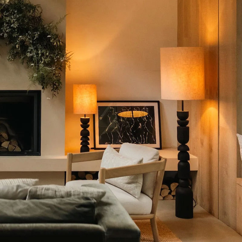 Настольная лампа с фигурной стойкой из высококачественной древесины и цилиндрическим текстильным плафоном WILHARD TAB от ImperiumLoft Настольная лампа с фигурной стойкой из высококачественной древесины и цилиндрическим текстильным плафоном WILHARD TAB от ImperiumLoft