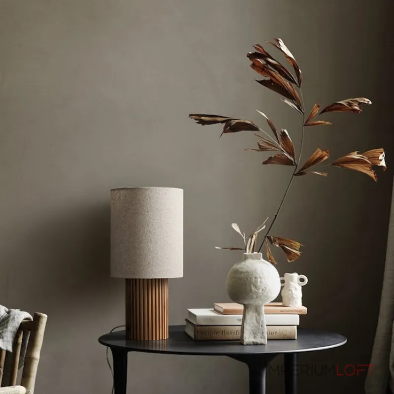 Серия настольных ламп с рельефным корпусом из высококачественной древесины разных оттенков и текстильным плафоном цилиндрической формы EUGEN Dark Brown от ImperiumLoft Серия настольных ламп с рельефным корпусом из высококачественной древесины разных оттенков и текстильным плафоном цилиндрической формы EUGEN Dark Brown от ImperiumLoft