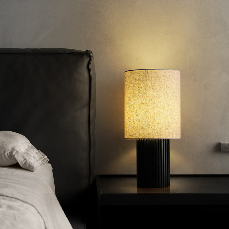 Серия настольных ламп с рельефным корпусом из высококачественной древесины разных оттенков и текстильным плафоном цилиндрической формы EUGEN Dark Brown от ImperiumLoft Серия настольных ламп с рельефным корпусом из высококачественной древесины разных оттенков и текстильным плафоном цилиндрической формы EUGEN Dark Brown от ImperiumLoft