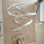 Серия светодиодных люстр в виде двух переплетенных спиралей из хрустальных плашек BERTOLDA SPIRAL D150 Silver от ImperiumLoft