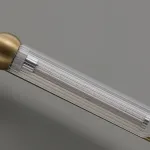 Серия настенных светильников с удлиненными стеклянными плафонами на высокой стойке