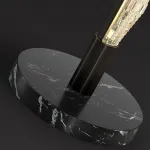 Светодиодный торшер с волнистым контуром вытянутого рельефного плафона на вертикальной стойке с основанием из цельного мраморного диска CARIA FL Black