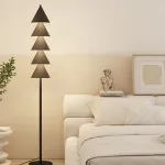 Серия минималистичных светодиодных торшеров в виде стилизованной ёлки из расположенных друг над другом конусов BAUM Cream Серия минималистичных светодиодных торшеров в виде стилизованной ёлки из расположенных друг над другом конусов BAUM Cream