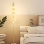 Серия минималистичных светодиодных торшеров в виде стилизованной ёлки из расположенных друг над другом конусов BAUM Cream Серия минималистичных светодиодных торшеров в виде стилизованной ёлки из расположенных друг над другом конусов BAUM Cream