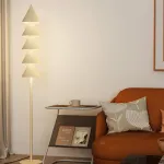 Серия минималистичных светодиодных торшеров в виде стилизованной ёлки из расположенных друг над другом конусов BAUM Cream Серия минималистичных светодиодных торшеров в виде стилизованной ёлки из расположенных друг над другом конусов BAUM Cream