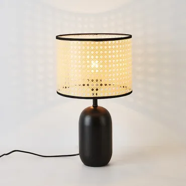 Настольная лампа с плафоном из  ротанга