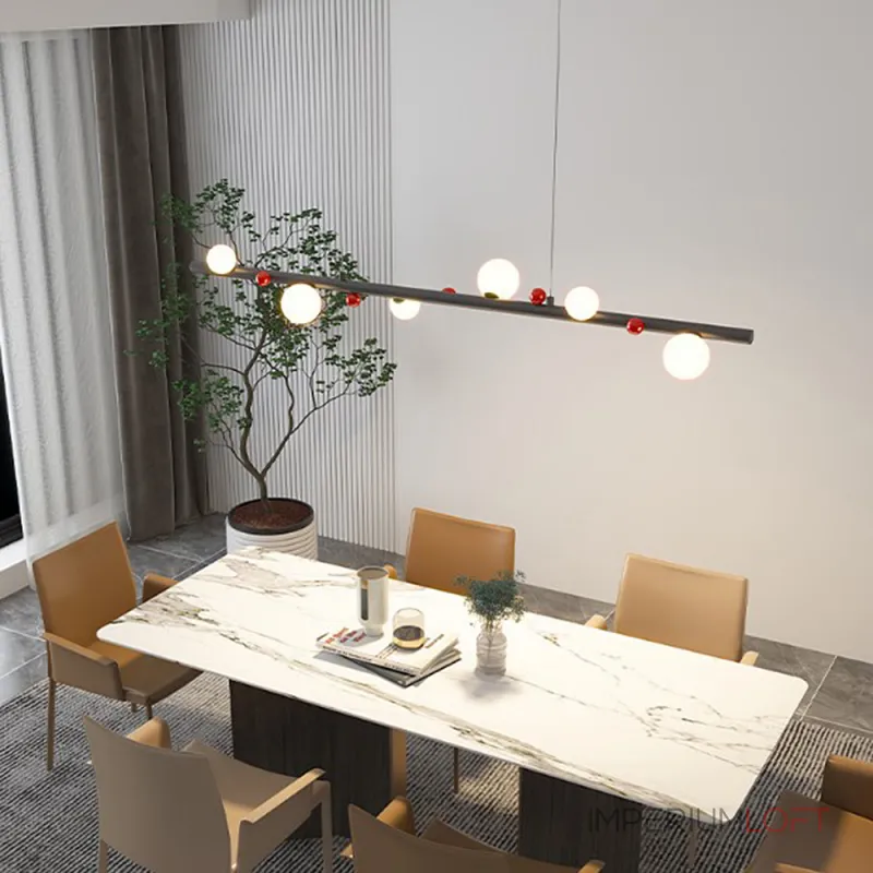 Подвесной рядный светильник с чередующимися белыми шарообразными плафонами и декоративными шариками красного цвета REIK LONG BLACK от ImperiumLoft Подвесной рядный светильник с чередующимися белыми шарообразными плафонами и декоративными шариками красного цвета REIK LONG BLACK от ImperiumLoft