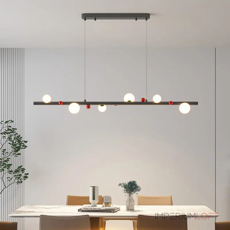 Подвесной рядный светильник с чередующимися белыми шарообразными плафонами и декоративными шариками красного цвета REIK LONG BLACK от ImperiumLoft Подвесной рядный светильник с чередующимися белыми шарообразными плафонами и декоративными шариками красного цвета REIK LONG BLACK от ImperiumLoft