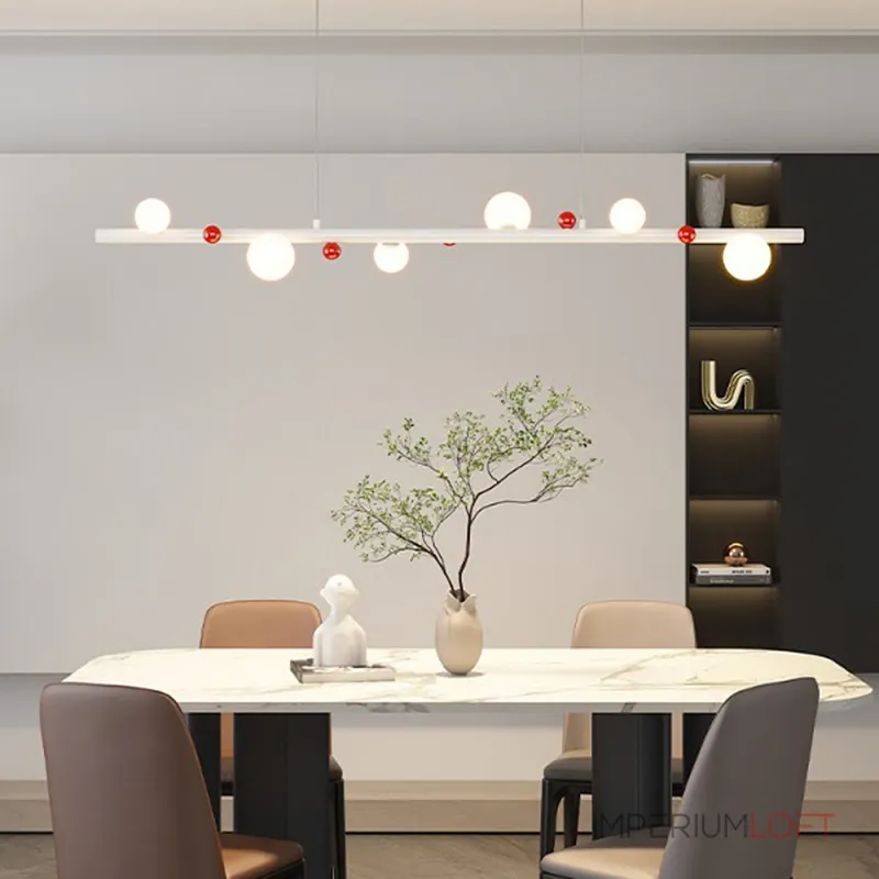 Подвесной рядный светильник с чередующимися белыми шарообразными плафонами и декоративными шариками красного цвета REIK LONG BLACK от ImperiumLoft Подвесной рядный светильник с чередующимися белыми шарообразными плафонами и декоративными шариками красного цвета REIK LONG BLACK от ImperiumLoft