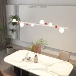 Подвесной рядный светильник с чередующимися белыми шарообразными плафонами и декоративными шариками красного цвета REIK LONG WHITE от ImperiumLoft Подвесной рядный светильник с чередующимися белыми шарообразными плафонами и декоративными шариками красного цвета REIK LONG WHITE от ImperiumLoft