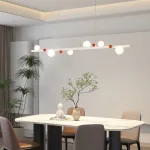 Подвесной рядный светильник с чередующимися белыми шарообразными плафонами и декоративными шариками красного цвета REIK LONG WHITE от ImperiumLoft Подвесной рядный светильник с чередующимися белыми шарообразными плафонами и декоративными шариками красного цвета REIK LONG WHITE от ImperiumLoft