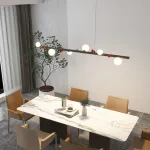 Подвесной рядный светильник с чередующимися белыми шарообразными плафонами и декоративными шариками красного цвета REIK LONG WHITE от ImperiumLoft Подвесной рядный светильник с чередующимися белыми шарообразными плафонами и декоративными шариками красного цвета REIK LONG WHITE от ImperiumLoft