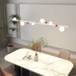 Подвесной рядный светильник с чередующимися белыми шарообразными плафонами и декоративными шариками красного цвета REIK LONG WHITE от ImperiumLoft Подвесной рядный светильник с чередующимися белыми шарообразными плафонами и декоративными шариками красного цвета REIK LONG WHITE от ImperiumLoft