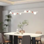 Подвесной рядный светильник с чередующимися белыми шарообразными плафонами и декоративными шариками красного цвета REIK LONG WHITE от ImperiumLoft Подвесной рядный светильник с чередующимися белыми шарообразными плафонами и декоративными шариками красного цвета REIK LONG WHITE от ImperiumLoft