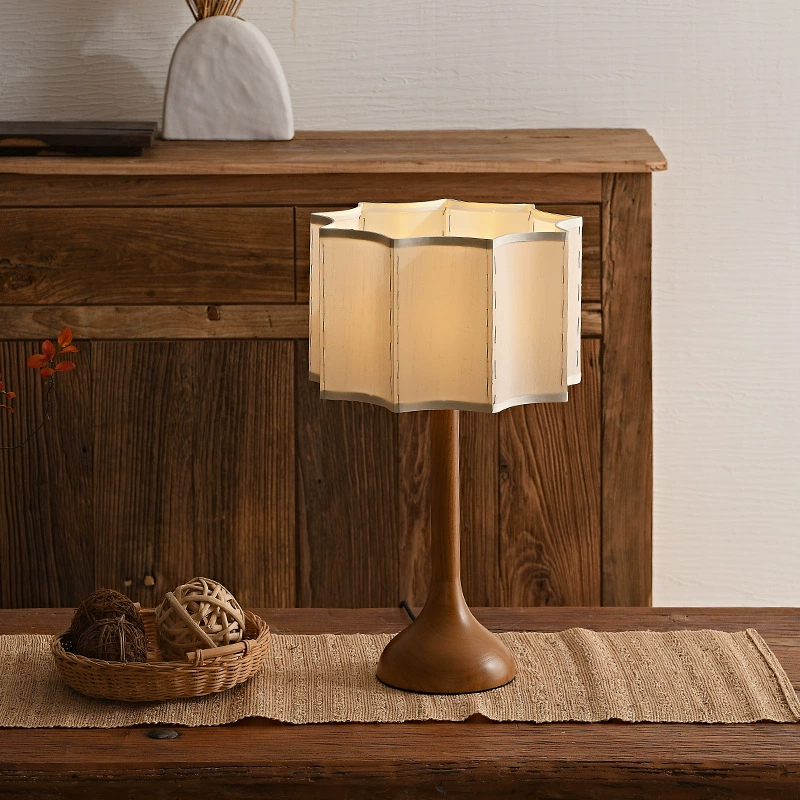 Настольная лампа Wooden Serenity с деревянным основанием