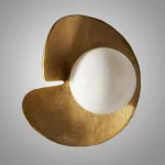 Настенный светильник Golden Nest со стеклянным плафоном в форме шара