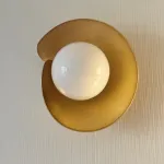 Настенный светильник Golden Nest со стеклянным плафоном в форме шара