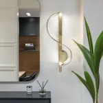 Настенный светильник Swoop Sconce изящной формы от Vinsa