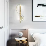 Настенный светильник Swoop Sconce изящной формы от Vinsa