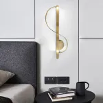 Настенный светильник Swoop Sconce изящной формы от Vinsa