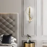 Настенный светильник Swoop Sconce изящной формы от Vinsa