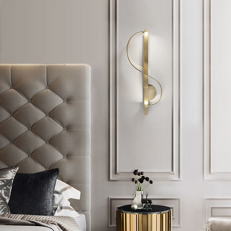 Настенный светильник Swoop Sconce изящной формы от Vinsa