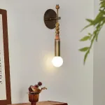 Настенный светильник Tall Marble Brown с декором из мраморных шаров от Vinsa