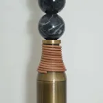 Настенный светильник Tall Marble Grey с декором из мраморных шаров от Vinsa