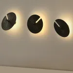 Настенный светильник Cleave Orb с поворотным плафоном в форме диска от Vinsa