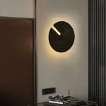 Настенный светильник Cleave Orb с поворотным плафоном в форме диска от Vinsa