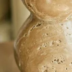 Настольная лампа Pure Essence с основанием из травертина от VINSA