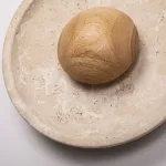 Настенный светодиодный светильник в виде вогнутого диска из натурального травертина