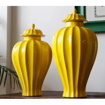 Желтая ваза с крышкой