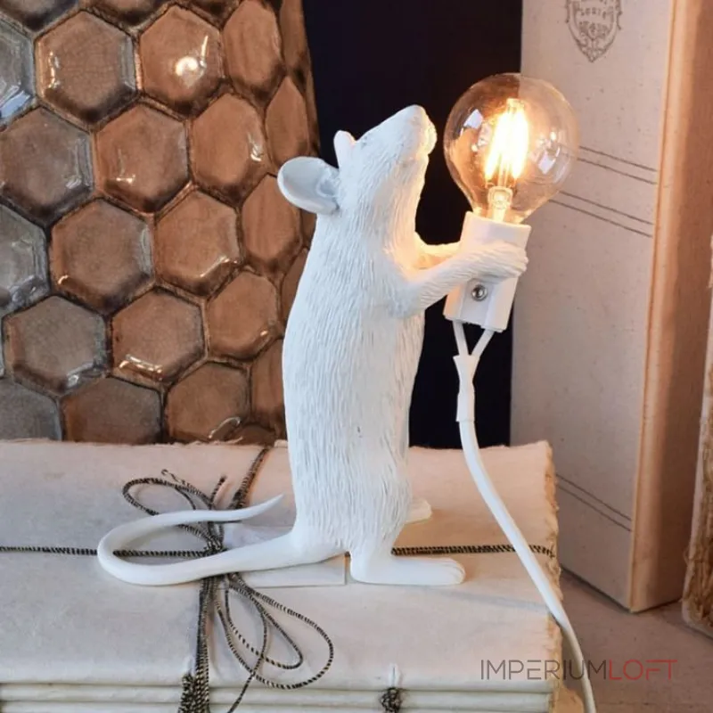 Настольная лампа Mouse Standing White Right с оригинальным оформлением в виде милой мышки Настольная лампа Mouse Standing White Right с оригинальным оформлением в виде милой мышки