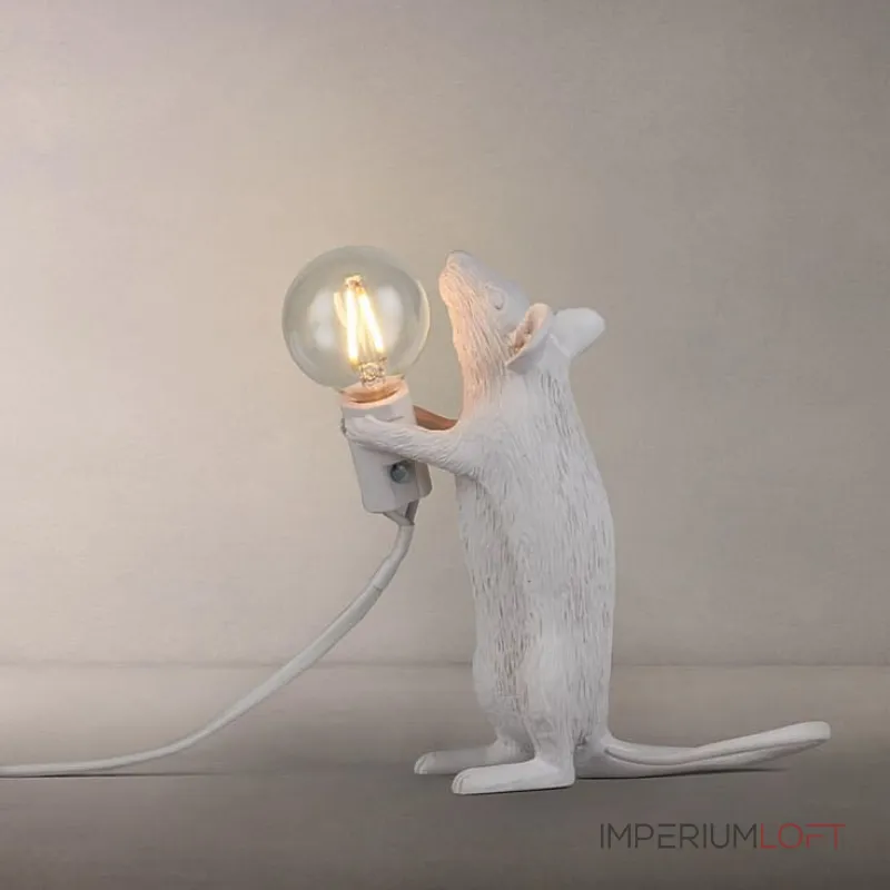 Настольная лампа Mouse Standing White Right с оригинальным оформлением в виде милой мышки Настольная лампа Mouse Standing White Right с оригинальным оформлением в виде милой мышки