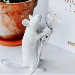 Настольная лампа Mouse Standing White Right с оригинальным оформлением в виде милой мышки