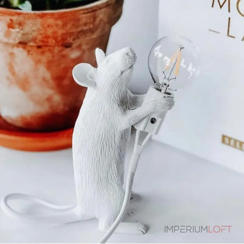 Настольная лампа Mouse Standing White Right с оригинальным оформлением в виде милой мышки Настольная лампа Mouse Standing White Right с оригинальным оформлением в виде милой мышки